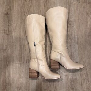 Leila Block Heel Knee High Boot
Vince camuto
Creamy nude
Size 8 wide calf